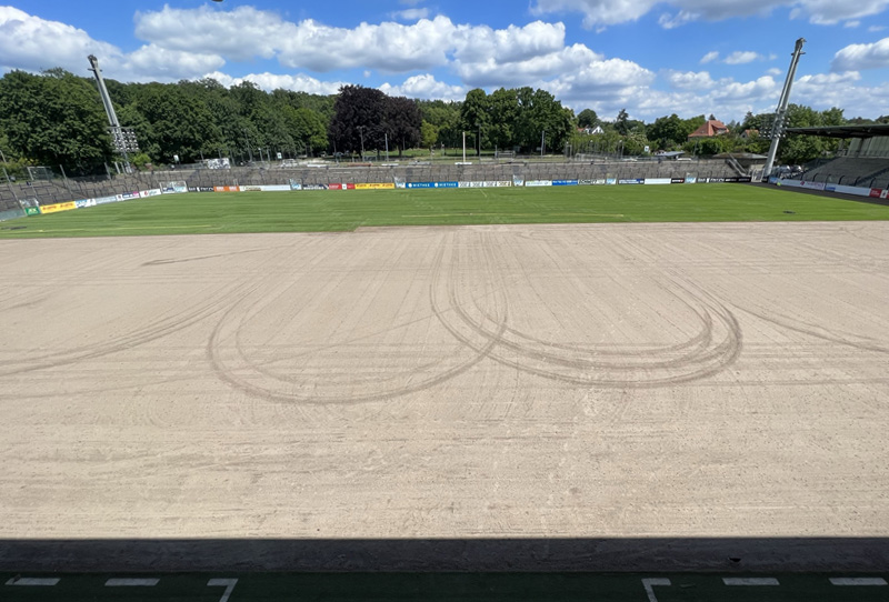 Schmitt Potsdam Karl Liebknecht Stadion 02 Abgefraseste Rasenflaeche